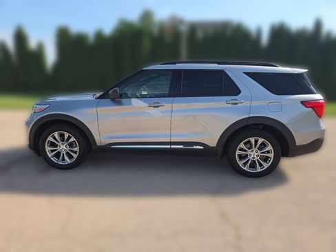 Used 2020 Ford Explorer XLT w/ Equipment Group 202A AWD/4WD image 8