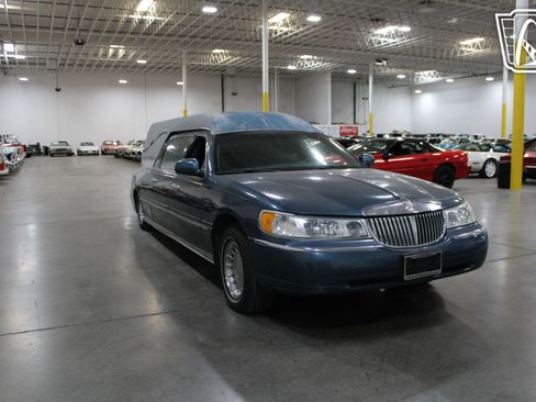 Used 2001 Lincoln Town Car Executive RWD image 20