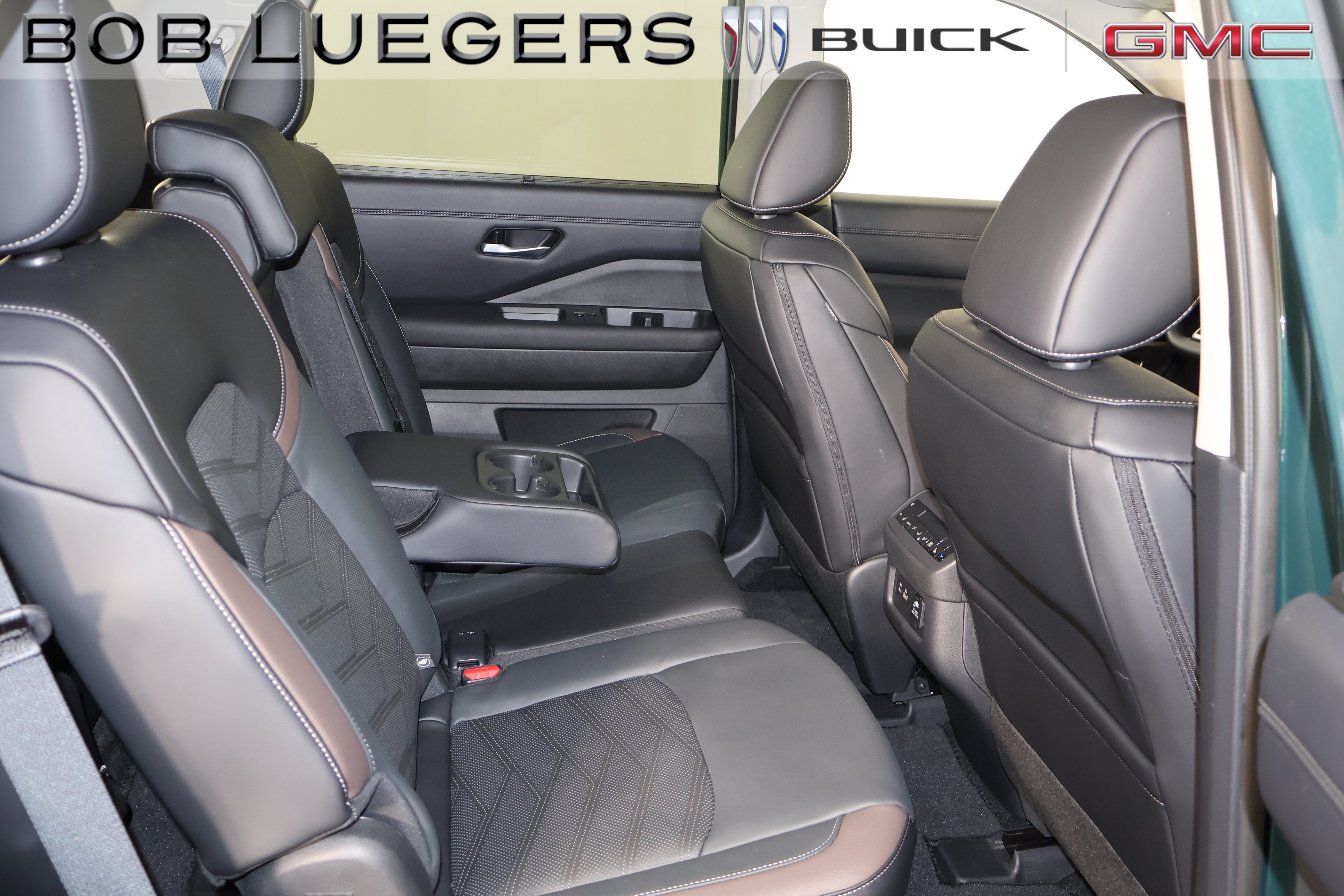 Used 2025 Nissan Pathfinder Platinum FWD image 16