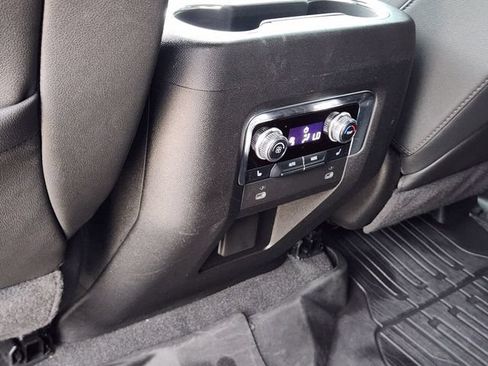 Used 2024 GMC Yukon SLT w/ SLT Luxury Package RWD image 31