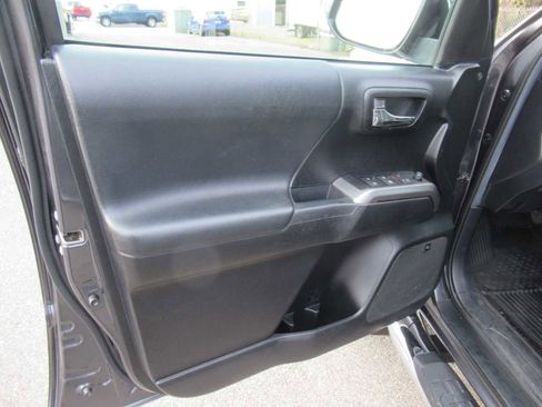 Used 2021 Toyota Tacoma Limited image 21