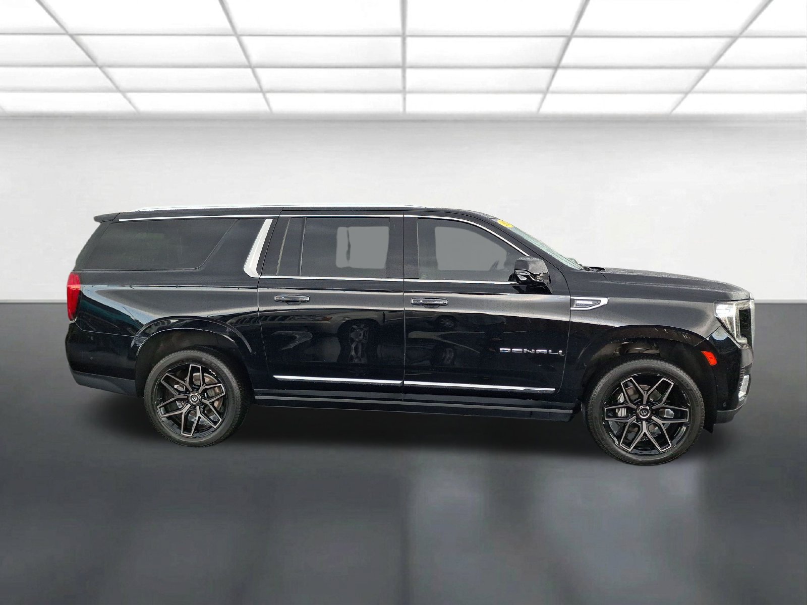 Used 2023 GMC Yukon XL Denali w/ Advanced Technology Package AWD/4WD image 2
