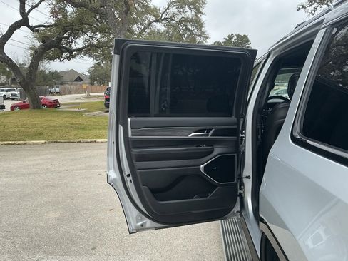 Used 2023 Jeep Wagoneer Series III w/ Premium Group I image 24