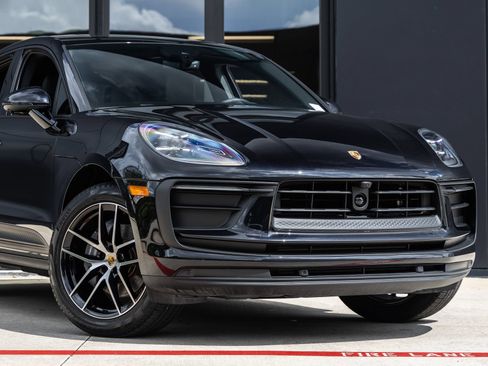 Certified 2026 Porsche Macan AWD/4WD image 9
