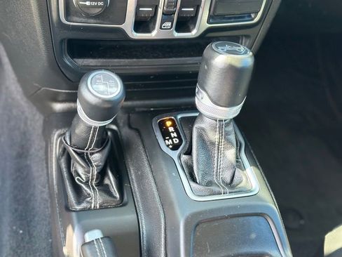 Used 2018 Jeep Wrangler Unlimited Sahara AWD/4WD image 16