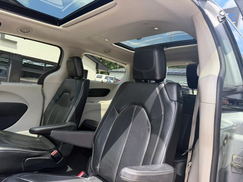 Used 2018 Chrysler Pacifica Limited FWD image 37