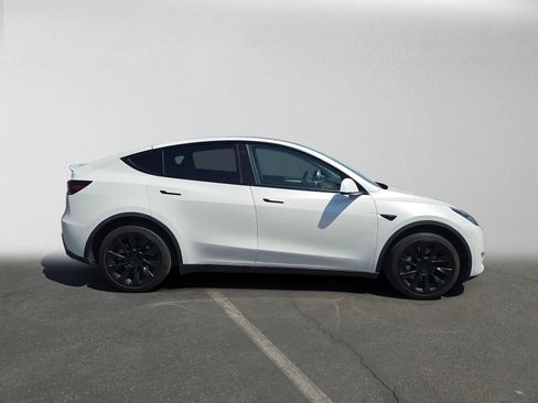 Used 2022 Tesla Model Y Long Range AWD/4WD image 2