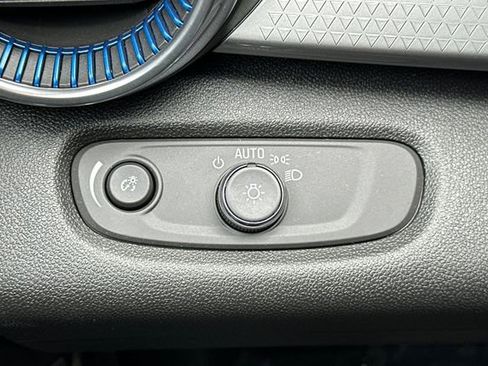 Used 2025 Chevrolet Trax LT w/ Driver Confidence Package image 40