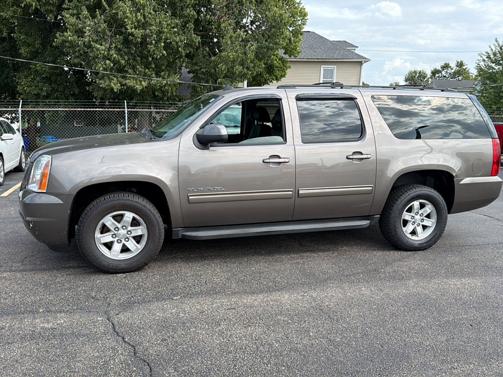 Used 2013 GMC Yukon XL SLT w/ SLT-2 Equipment Package AWD/4WD image 4