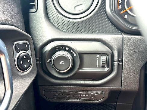 Used 2025 Jeep Wrangler Unlimited Rubicon w/ Convenience Group AWD/4WD image 36