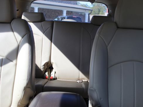 Used 2011 Buick Enclave CXL image 14