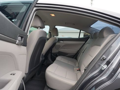 Used 2020 Hyundai Elantra SE FWD image 18