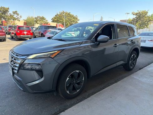 Used 2025 Nissan Rogue SV FWD image 4