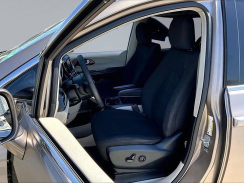 Used 2018 Chrysler Pacifica Touring Plus w/ Tire & Wheel Group FWD image 3