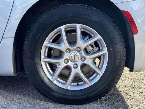 Used 2024 Chrysler Pacifica Touring-L image 11