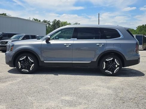 Used 2025 Kia Telluride EX w/ EX Captain's Chair Package FWD image 2