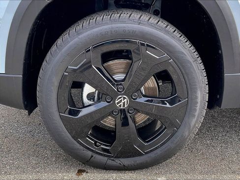 New 2026 Volkswagen Taos SE image 8