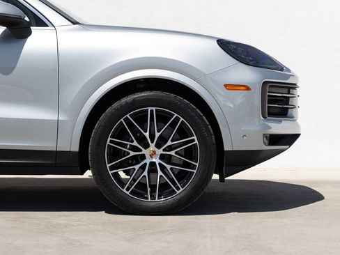 Certified 2025 Porsche Cayenne AWD/4WD image 11