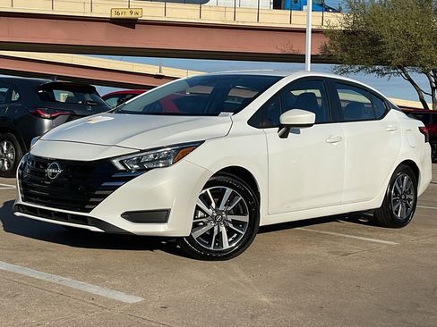 Used 2025 Nissan Versa SV image 2