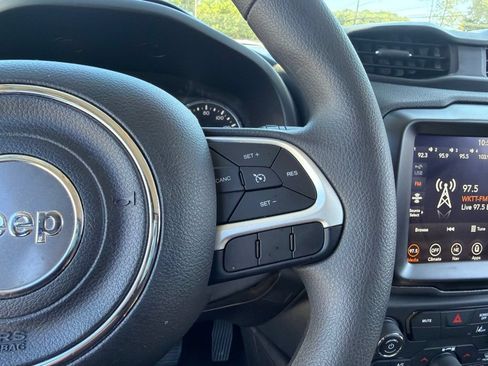 Used 2023 Jeep Renegade Latitude AWD/4WD image 17
