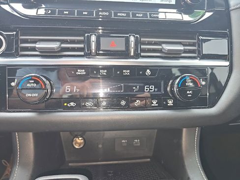 Used 2023 Nissan Pathfinder SL w/ Lighting Package (N92) FWD image 19