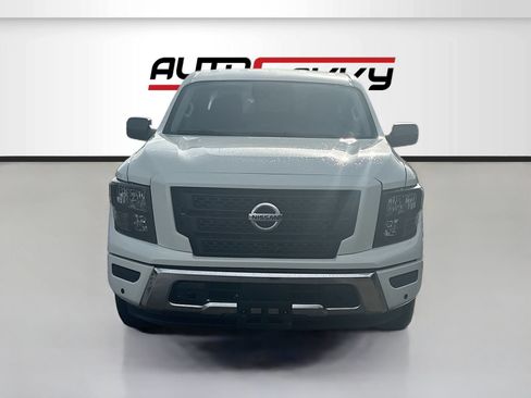 Used 2023 Nissan Titan SV w/ SV Convenience Package RWD image 2