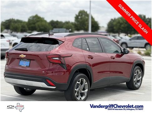 Certified 2025 Chevrolet Trax LT w/ Driver Confidence Package FWD image 4