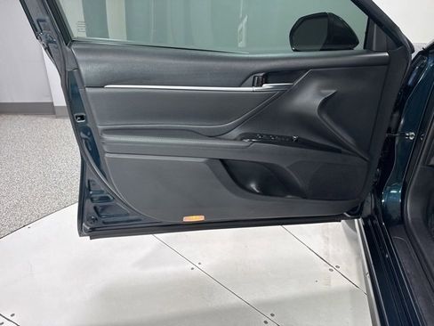 Used 2018 Toyota Camry XSE image 9