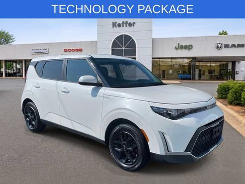 Used 2023 Kia Soul LX w/ LX Technology Package FWD image 2
