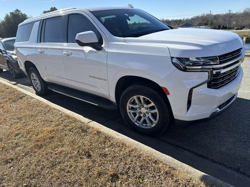 Used 2021 Chevrolet Suburban LT image 2