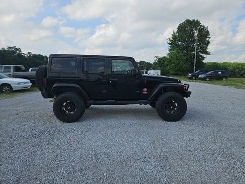 Used 2013 Jeep Wrangler Unlimited Sahara w/ Connectivity Group AWD/4WD image 5
