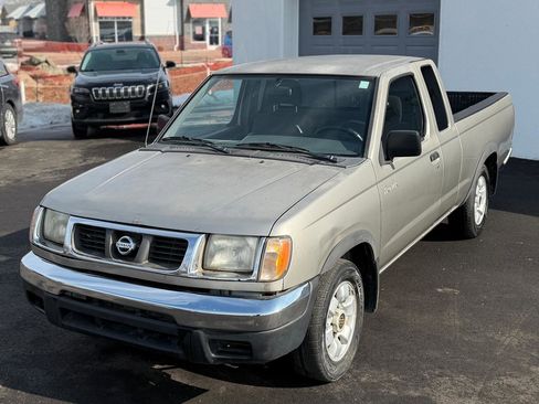 Used 2000 Nissan Frontier XE image 2