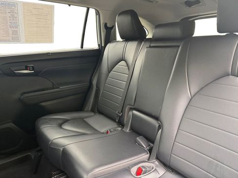 Used 2022 Toyota Highlander XLE AWD/4WD image 13