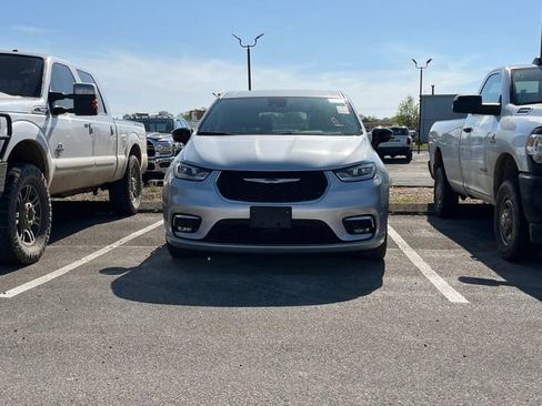 Used 2024 Chrysler Pacifica Touring-L image 8