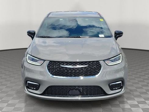 Used 2025 Chrysler Pacifica Select FWD image 2