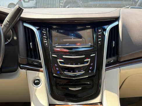 Used 2017 Cadillac Escalade 2WD image 14