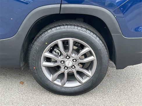 Used 2023 GMC Terrain SLT image 12