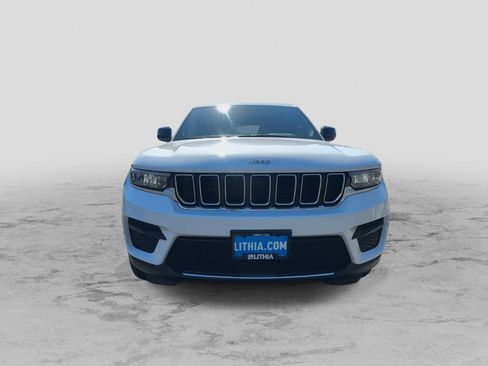 New 2025 Jeep Grand Cherokee Laredo image 3