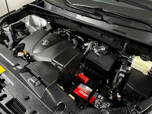 Used 2018 Toyota Highlander XLE image 11