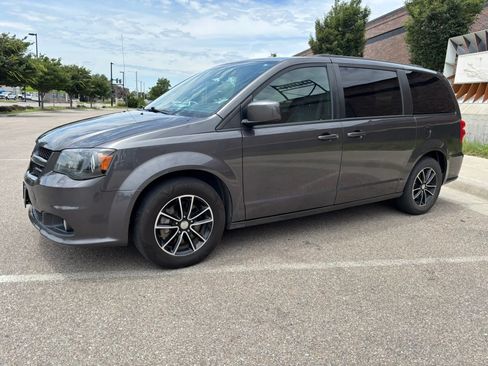 Used 2018 Dodge Grand Caravan SXT w/ Blacktop Package FWD image 3
