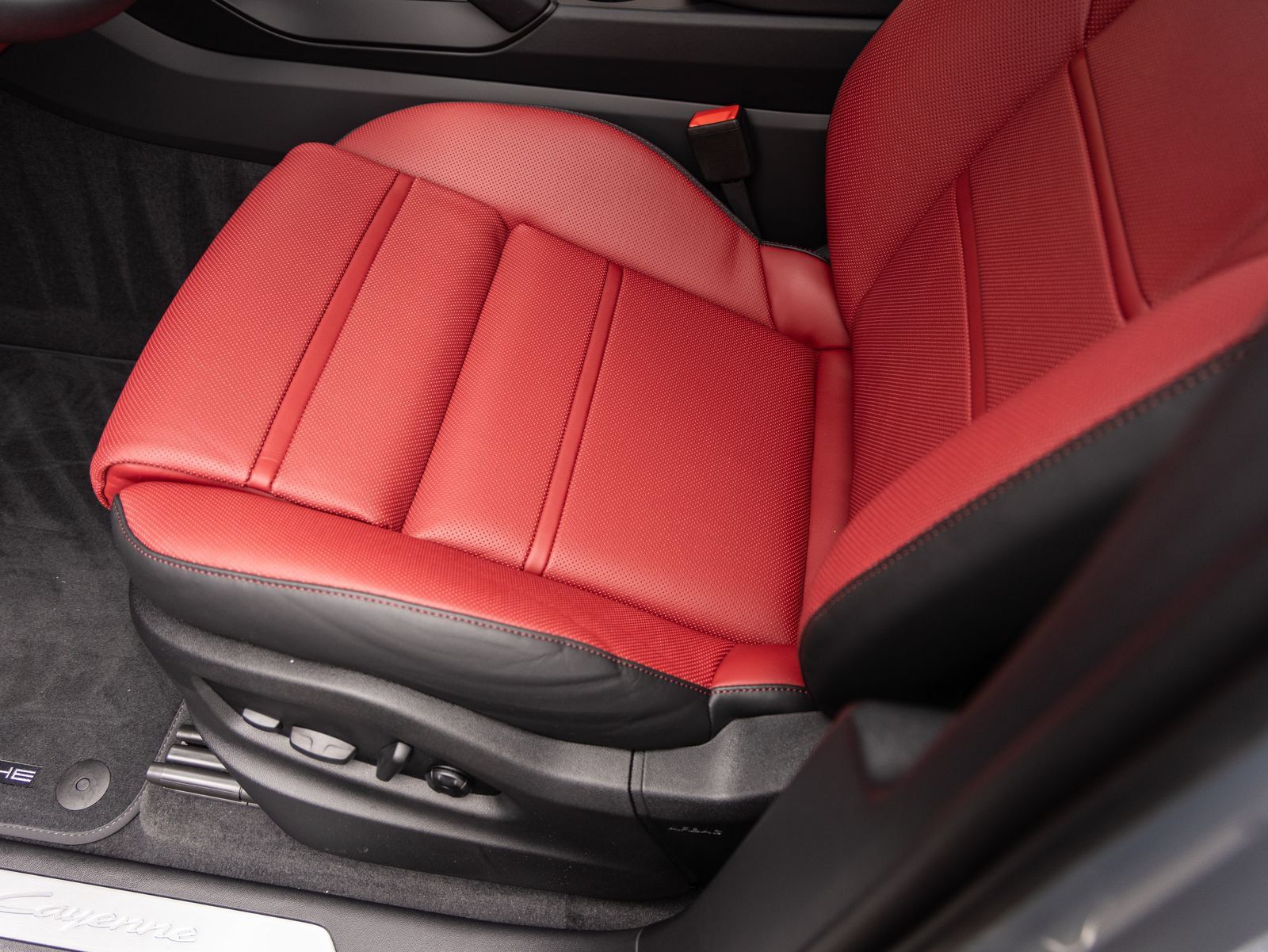 Certified 2026 Porsche Cayenne AWD/4WD image 22