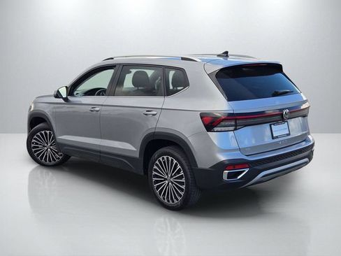 Used 2025 Volkswagen Taos SE FWD image 6
