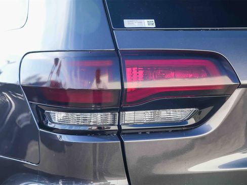 Used 2017 Jeep Grand Cherokee Altitude image 7