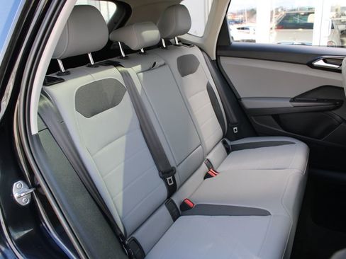 Certified 2022 Volkswagen Taos SE image 24