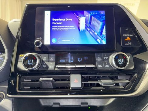 Certified 2024 Toyota Highlander XLE image 29