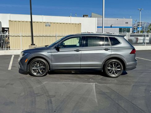 Used 2024 Volkswagen Tiguan SE w/ Panoramic Sunroof Package image 8