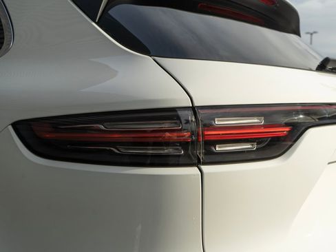 Used 2023 Porsche Cayenne AWD/4WD image 14