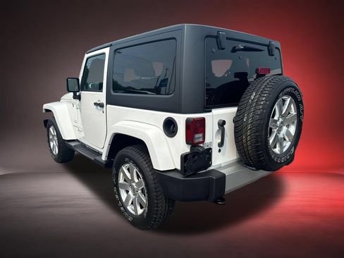 Used 2017 Jeep Wrangler Sahara w/ Connectivity Group AWD/4WD image 6