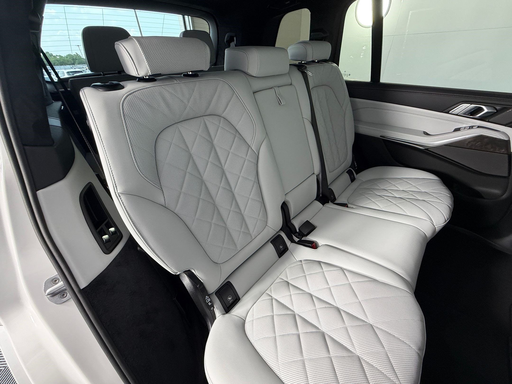 Used 2027 BMW X7 xDrive40i w/ Premium Package AWD/4WD image 33