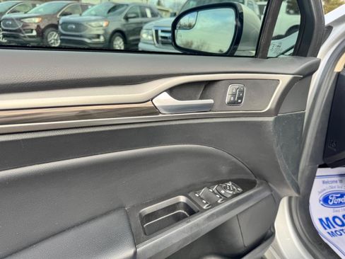 Used 2017 Ford Fusion SE w/ Fusion SE Technology Package image 10